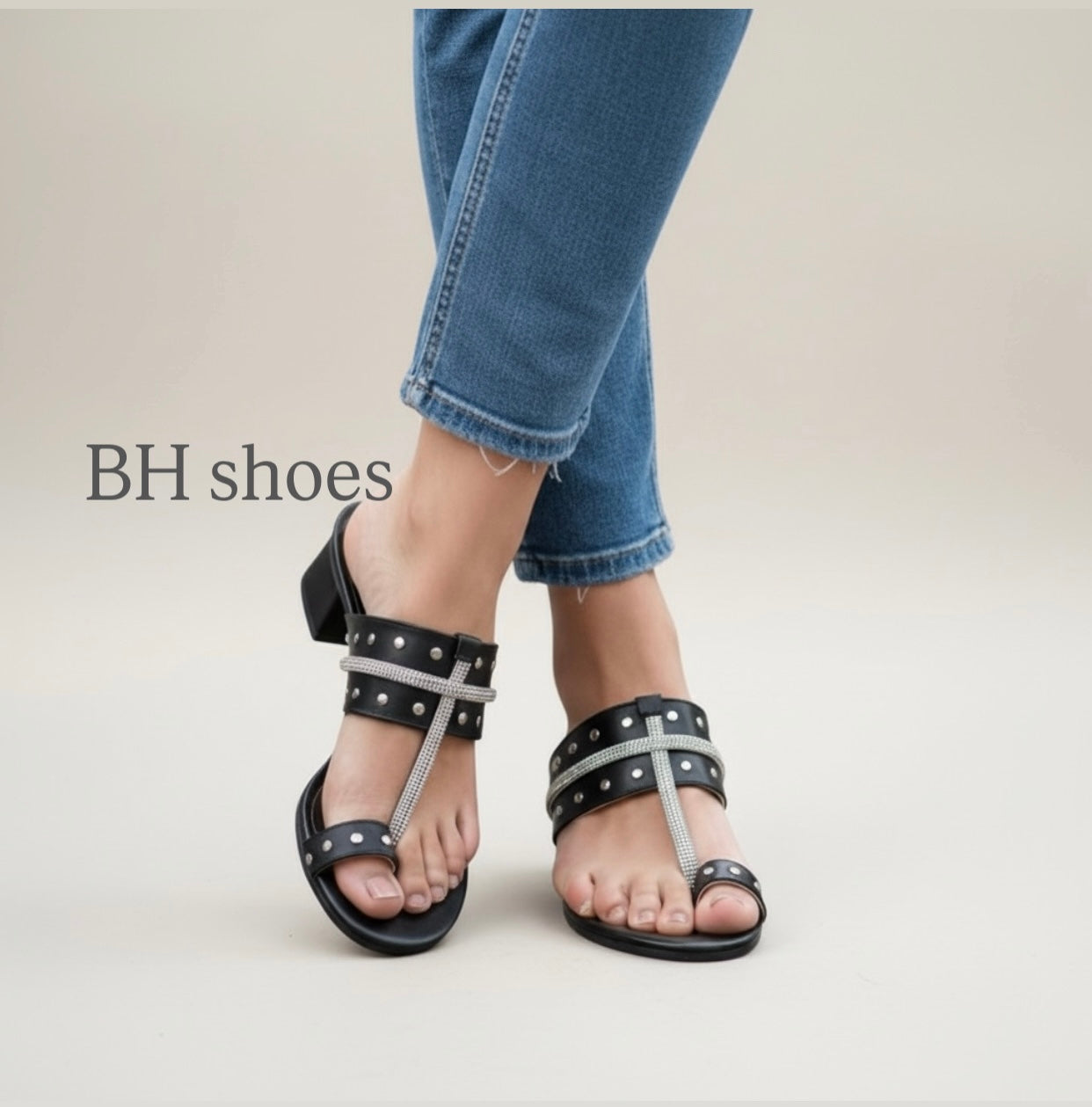Sandalo di Pelle Nero tacco basso con dettagli strass argento - BH shoes