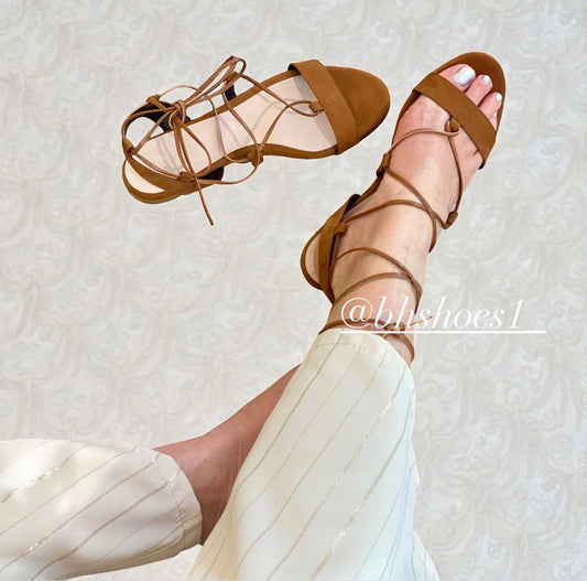 Sandalo basso suede/camoscio estivo dal design elegante chic, in color cuoio/caramel- BH shoes