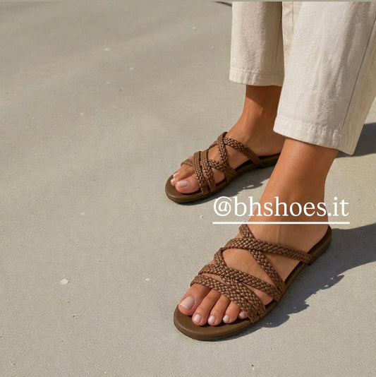 Sandalo Intrecciato Marrone – Eleganza Estiva senza Sforzo

Minimal ma super chic: questo sandalo flat con fasce -BH shoes