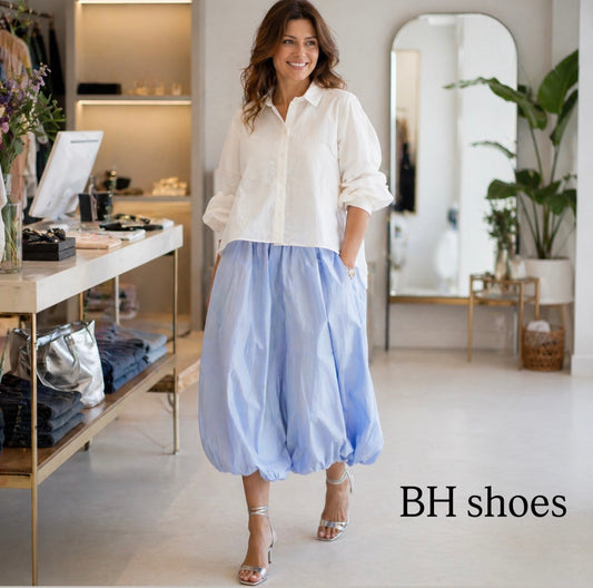 Blusa bianca di cotone con gonna midi balloon azzurra – Look fresco ed elegante