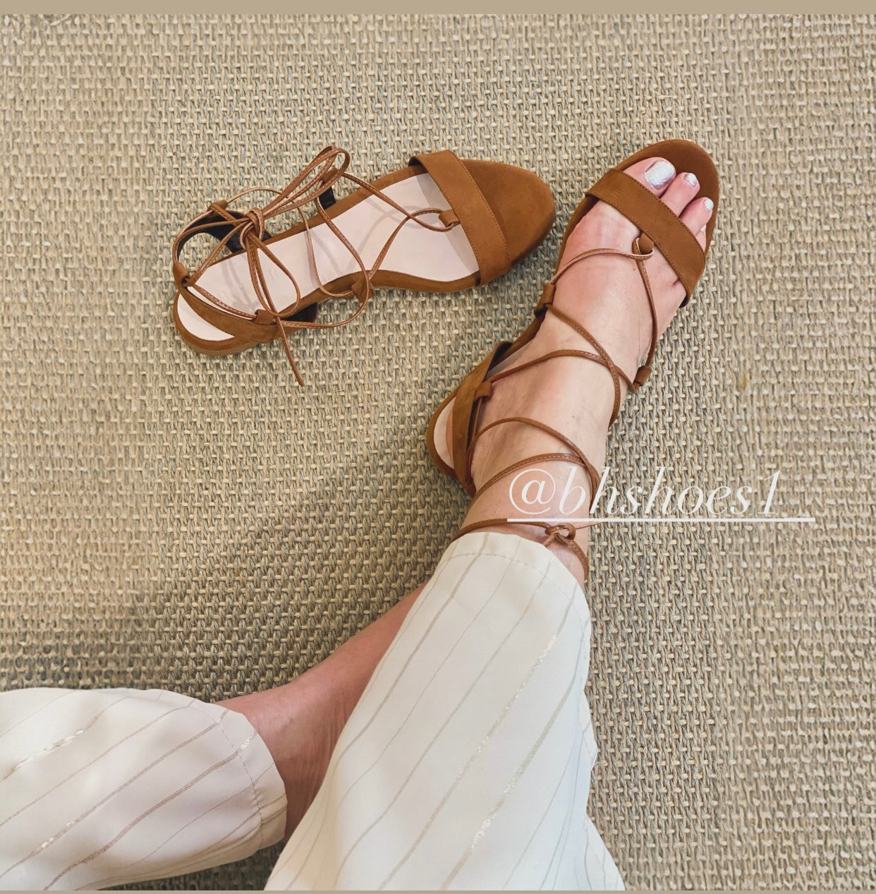 Sandalo basso suede/camoscio estivo dal design elegante chic, in color cuoio/caramel- BH shoes
