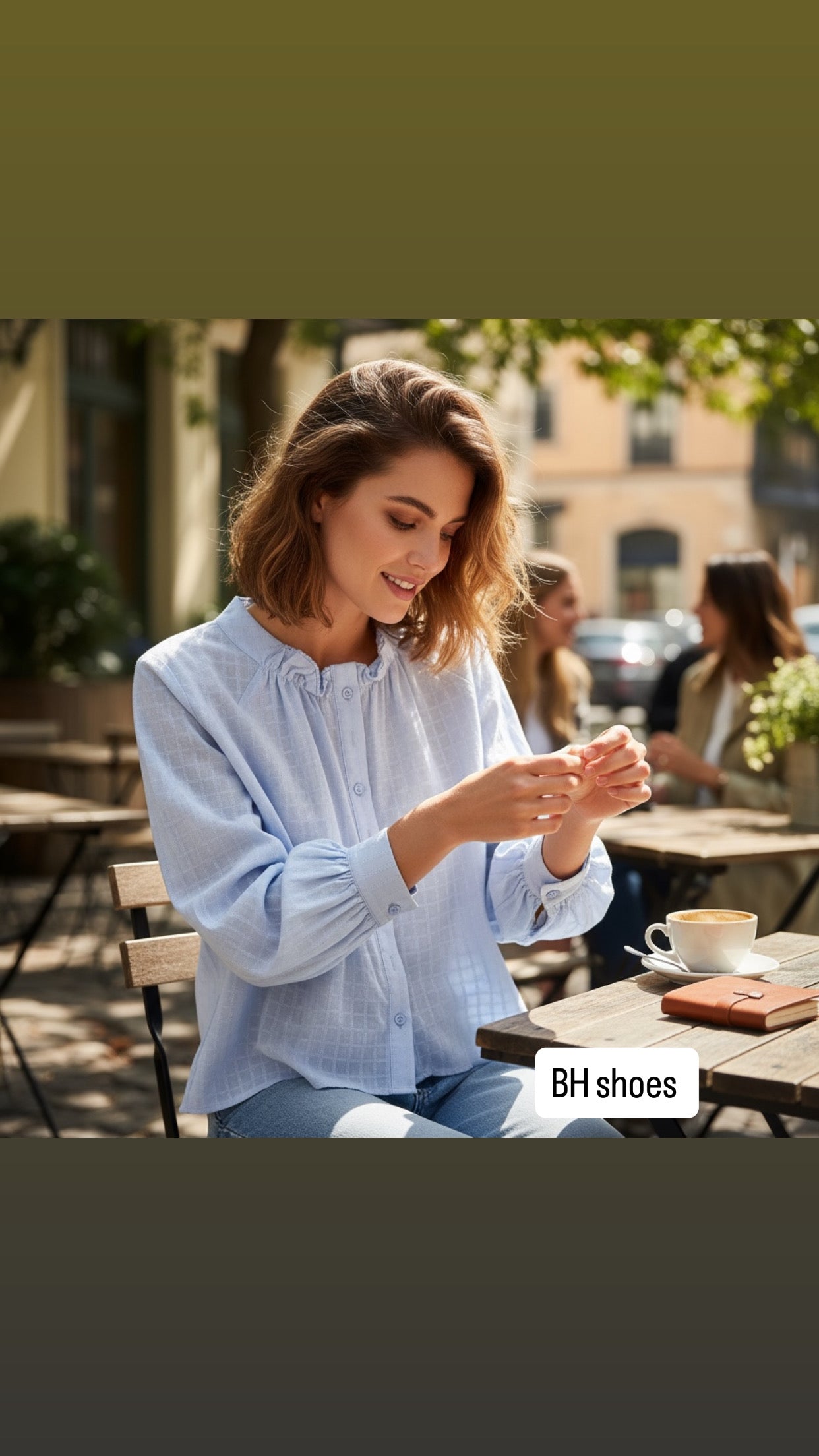 Completo jeans al ginocchio con ricamo e camicia celeste con sbuffi