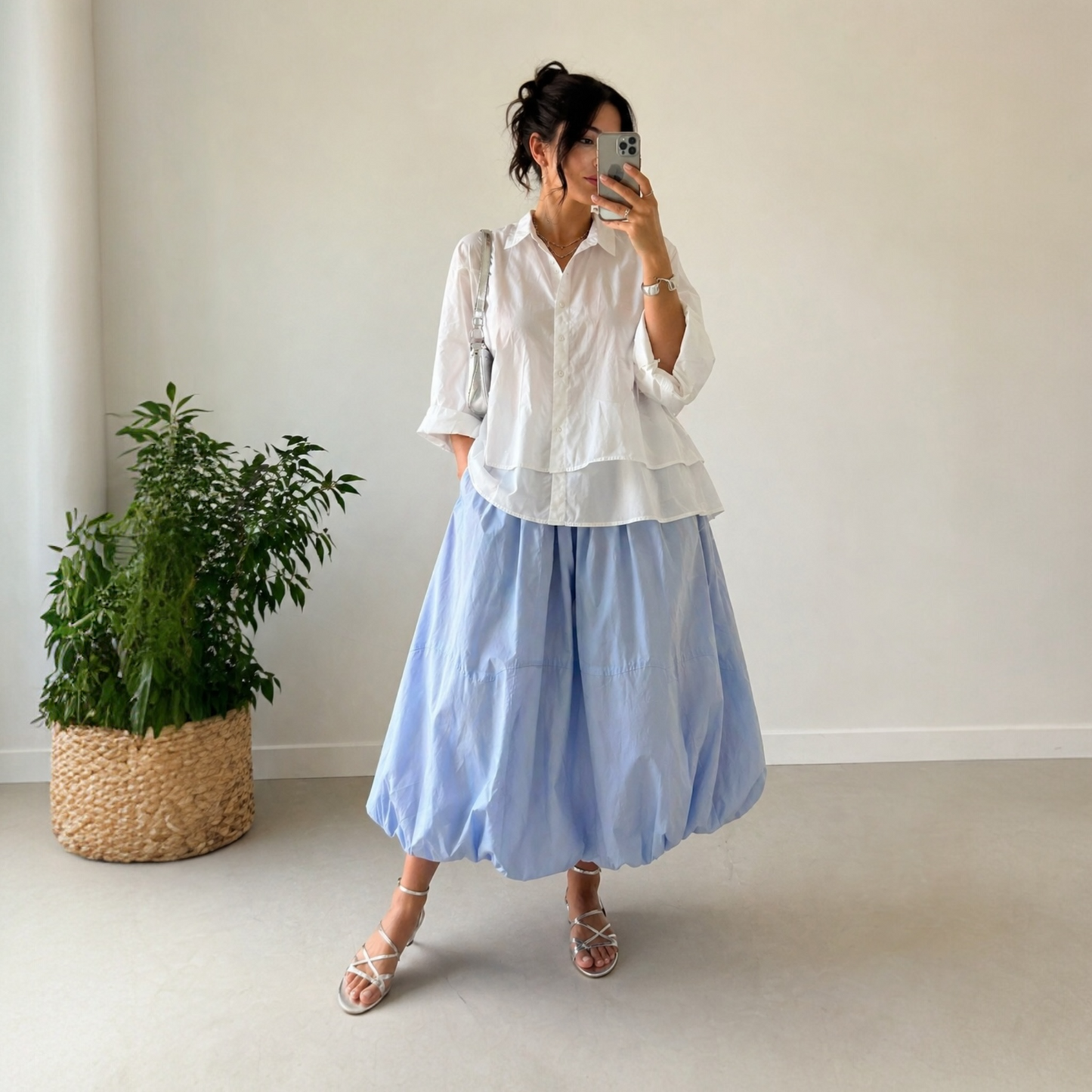 Blusa bianca di cotone con gonna midi balloon azzurra – Look fresco ed elegante